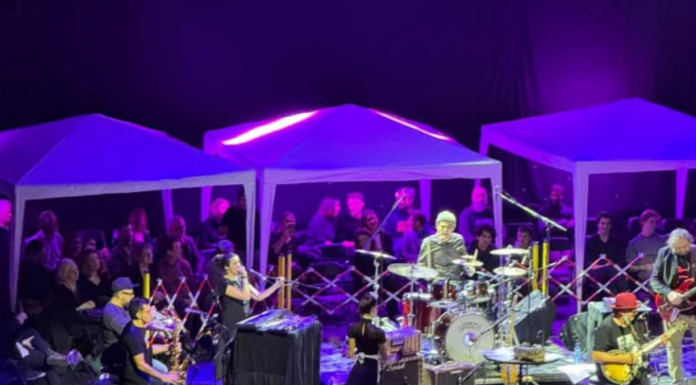 Urnebesno: Rambo Amadeus na binu postavio šatore za “Muzičare koji žele da sviraju” Urnebesno: Rambo Amadeus na binu postavio šatore za “Muzičare koji žele da sviraju”