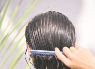 Uz ovih nekoliko trikova kosa će vam izgledati kao da ste upravo izašli od frizera: Za najluđu noć ne treba vam profesionalac, napravite sami sebi frizuru Uz ovih nekoliko trikova kosa će vam izgledati kao da ste upravo izašli od frizera: Za najluđu noć ne treba vam profesionalac, napravite sami sebi frizuru