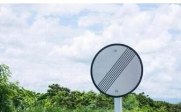 VEĆINA VOZAČA NE ZNA ŠTA ZNAČI OVAJ ZNAK: Objavio sliku na mrežama pa ga razapeli u komentarima – Evo šta ovaj znak ustvari predstavlja VEĆINA VOZAČA NE ZNA ŠTA ZNAČI OVAJ ZNAK: Objavio sliku na mrežama pa ga razapeli u komentarima – Evo šta ovaj znak ustvari predstavlja