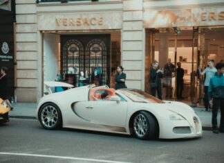Versace na pragu nove ere: Pieter Mulijer u pregovorima za kreativnog direktora Versace na pragu nove ere: Pieter Mulijer u pregovorima za kreativnog direktora