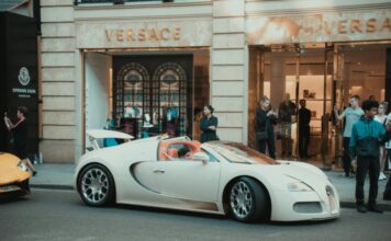 Versace na pragu nove ere: Pieter Mulijer u pregovorima za kreativnog direktora Versace na pragu nove ere: Pieter Mulijer u pregovorima za kreativnog direktora