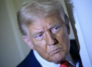 Vozač limuzine Donalda Trampa otkrio sve o navodnom grupnom silovanju devojke: “Bio je zajedno sa Džefrijem Epstajnom…” Vozač limuzine Donalda Trampa otkrio sve o navodnom grupnom silovanju devojke: "Bio je zajedno sa Džefrijem Epstajnom..."