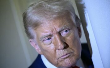 Vozač limuzine Donalda Trampa otkrio sve o navodnom grupnom silovanju devojke: “Bio je zajedno sa Džefrijem Epstajnom…” Vozač limuzine Donalda Trampa otkrio sve o navodnom grupnom silovanju devojke: "Bio je zajedno sa Džefrijem Epstajnom..."