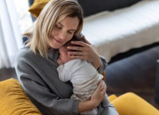 Zašto je zagrljaj roditelja toliko važan za bebe? Zašto je zagrljaj roditelja toliko važan za bebe?