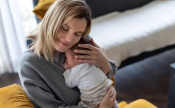 Zašto je zagrljaj roditelja toliko važan za bebe? Zašto je zagrljaj roditelja toliko važan za bebe?