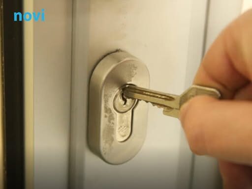 Zašto nikada ne biste trebali ostavljati ključ u bravi preko noći? Zašto nikada ne biste trebali ostavljati ključ u bravi preko noći?