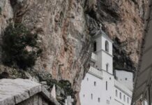 Zašto vernici na Ostrog nose bele vunene čarape: Narodno verovanje staro vekovima nalaže da ovo uradite sa njima Zašto vernici na Ostrog nose bele vunene čarape: Narodno verovanje staro vekovima nalaže da ovo uradite sa njima