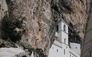 Zašto vernici na Ostrog nose bele vunene čarape: Narodno verovanje staro vekovima nalaže da ovo uradite sa njima Zašto vernici na Ostrog nose bele vunene čarape: Narodno verovanje staro vekovima nalaže da ovo uradite sa njima