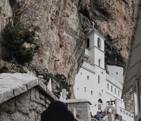 Zašto vernici na Ostrog nose bele vunene čarape: Narodno verovanje staro vekovima nalaže da ovo uradite sa njima Zašto vernici na Ostrog nose bele vunene čarape: Narodno verovanje staro vekovima nalaže da ovo uradite sa njima