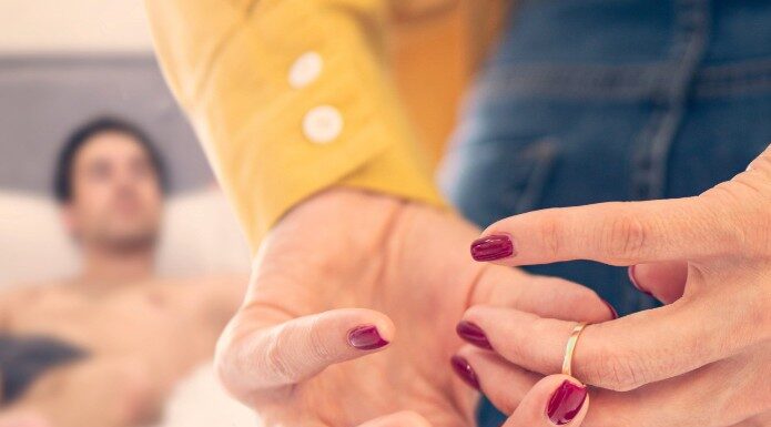 Žena 14 godina ima LJUBAVNIKA, a sada je podelila 8 pravila zbog kojih je partner još uvek NIJE UHVATIO u preljubi Žena 14 godina ima LJUBAVNIKA, a sada je podelila 8 pravila zbog kojih je partner još uvek NIJE UHVATIO u preljubi