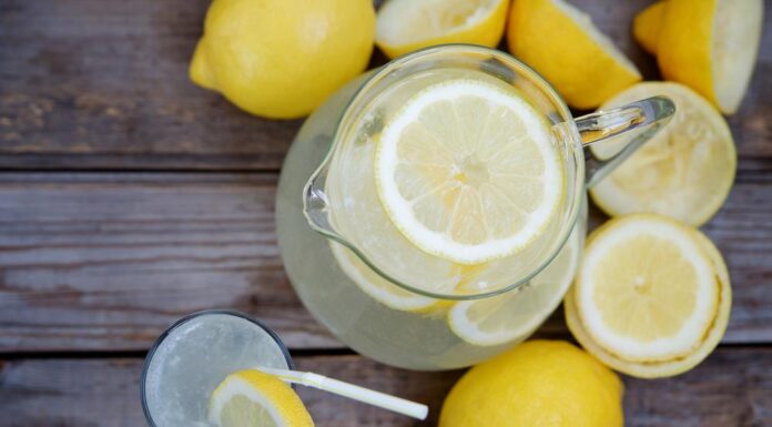 Ako u limunadu dodate ovaj sastojak dobićete veoma moćan napitak: Izbacuje toksine i čisti jetru Ako u limunadu dodate ovaj sastojak dobićete veoma moćan napitak: Izbacuje toksine i čisti jetru