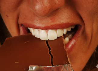 Beograđanka htela da se zasladi čokoladom pa joj preselo: Pored lešnika pronašla i neželjeno punjene, ovo je migoljilo po slatkišu! (FOTO) Beograđanka htela da se zasladi čokoladom pa joj preselo: Pored lešnika pronašla i neželjeno punjene, ovo je migoljilo po slatkišu! (FOTO)