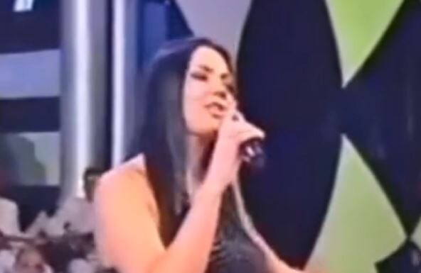 Bila je najfatalnija pevačica na estradi, pa se povukla sa scene: U 55. godini je živa vatra, izgleda kao dvadesetogodišnjakinja Bila je najfatalnija pevačica na estradi, pa se povukla sa scene: U 55. godini je živa vatra, izgleda kao dvadesetogodišnjakinja