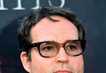 Bio je toliko lep i zgodan da su žene molile za 3 minuta sa njim: Glumac nabacio stomak i bradu, slavni dani su daleko iza njega Bio je toliko lep i zgodan da su žene molile za 3 minuta sa njim: Glumac nabacio stomak i bradu, slavni dani su daleko iza njega