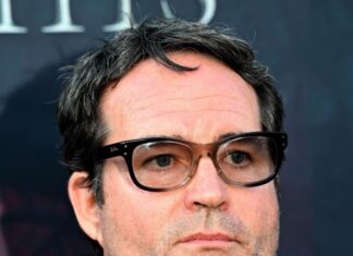 Bio je toliko lep i zgodan da su žene molile za 3 minuta sa njim: Glumac nabacio stomak i bradu, slavni dani su daleko iza njega Bio je toliko lep i zgodan da su žene molile za 3 minuta sa njim: Glumac nabacio stomak i bradu, slavni dani su daleko iza njega