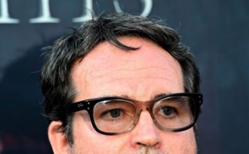 Bio je toliko lep i zgodan da su žene molile za 3 minuta sa njim: Glumac nabacio stomak i bradu, slavni dani su daleko iza njega Bio je toliko lep i zgodan da su žene molile za 3 minuta sa njim: Glumac nabacio stomak i bradu, slavni dani su daleko iza njega