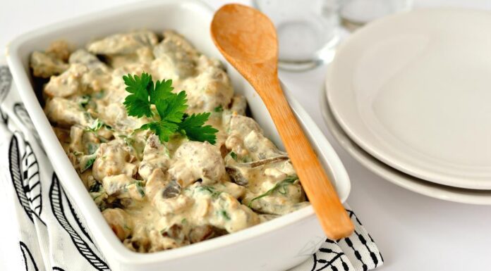 Domaćinski medaljoni od svinjskog filea u krem sosu: Brzi recept koji uvek uspe idealan za subotnji ručak Domaćinski medaljoni od svinjskog filea u krem sosu: Brzi recept koji uvek uspe idealan za subotnji ručak