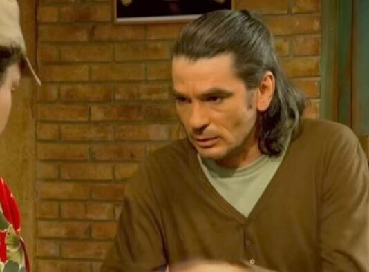 Faruka iz serije “Lud, zbunjen, normalan” danas bi malo ko prepoznao: Imao 3 operacije i potpuno osedeo Faruka iz serije "Lud, zbunjen, normalan" danas bi malo ko prepoznao: Imao 3 operacije i potpuno osedeo