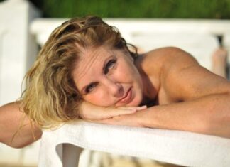 Helena je otišla u Španiju da radi kao konobarica na nudističkoj plaži: Sve je bilo pristojno dok nije prišao deda koji se “uzbudio” Helena je otišla u Španiju da radi kao konobarica na nudističkoj plaži: Sve je bilo pristojno dok nije prišao deda koji se "uzbudio"