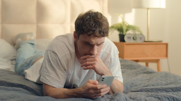 Igor je otišao na zimovanje: Umesto posle 10, vratio se iznenada nakon 3, u spavaćoj sobi je gorelo svetlo, a unutra jeziv prizor Igor je otišao na zimovanje: Umesto posle 10, vratio se iznenada nakon 3, u spavaćoj sobi je gorelo svetlo, a unutra jeziv prizor