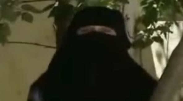 Jelena se u životu osećala nesrećno, pa je iz pravoslavlja prešla u islam: Iz Sjenice se preselila u Jordan, a kad je rekla roditeljima plan, nastao je haos Jelena se u životu osećala nesrećno, pa je iz pravoslavlja prešla u islam: Iz Sjenice se preselila u Jordan, a kad je rekla roditeljima plan, nastao je haos