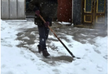 Kada čistite snijeg, uvijek na lopatu pospite ovaj jedan sastojak: Sve će ići mnogo brže i lakše Kada čistite snijeg, uvijek na lopatu pospite ovaj jedan sastojak: Sve će ići mnogo brže i lakše