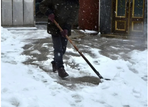 Kada čistite snijeg, uvijek na lopatu pospite ovaj jedan sastojak: Sve će ići mnogo brže i lakše Kada čistite snijeg, uvijek na lopatu pospite ovaj jedan sastojak: Sve će ići mnogo brže i lakše
