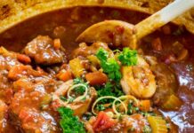 Kafanski đuveč: Izdašan je i sočan, a jedan sastojak daje mu poseban ukus Kafanski đuveč: Izdašan je i sočan, a jedan sastojak daje mu poseban ukus