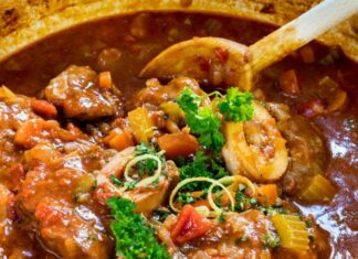 Kafanski đuveč: Izdašan je i sočan, a jedan sastojak daje mu poseban ukus Kafanski đuveč: Izdašan je i sočan, a jedan sastojak daje mu poseban ukus