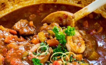 Kafanski đuveč: Izdašan je i sočan, a jedan sastojak daje mu poseban ukus Kafanski đuveč: Izdašan je i sočan, a jedan sastojak daje mu poseban ukus