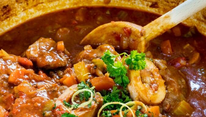 Kafanski đuveč: Izdašan je i sočan, a jedan sastojak daje mu poseban ukus Kafanski đuveč: Izdašan je i sočan, a jedan sastojak daje mu poseban ukus