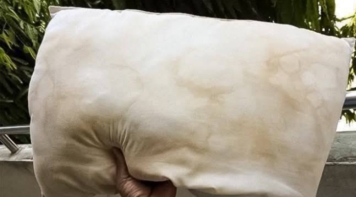 Kako ukloniti fleke 0d znoja sa jastuka: Svako treba da zna 0va TRI trika i zaboravi na uporne žute mrlje Kako ukloniti fleke 0d znoja sa jastuka: Svako treba da zna 0va TRI trika i zaboravi na uporne žute mrlje