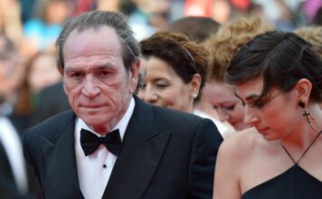 Ko je bila ćerka Tomija Lija Džonsa, koju su pronašli mrtvu u hotelu? Sa slavnim ocem zajedno radila, anegdota sa njim se i sada prepričava Ko je bila ćerka Tomija Lija Džonsa, koju su pronašli mrtvu u hotelu? Sa slavnim ocem zajedno radila, anegdota sa njim se i sada prepričava