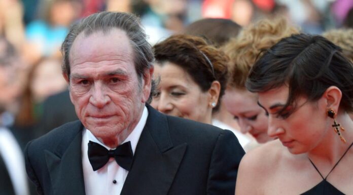 Ko je bila ćerka Tomija Lija Džonsa, koju su pronašli mrtvu u hotelu? Sa slavnim ocem zajedno radila, anegdota sa njim se i sada prepričava Ko je bila ćerka Tomija Lija Džonsa, koju su pronašli mrtvu u hotelu? Sa slavnim ocem zajedno radila, anegdota sa njim se i sada prepričava