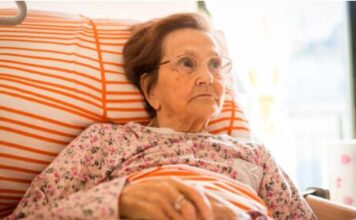 “Ljudi u staračkom domu plaču, smrde i slinave, a ovako umiru: Radeći tamo, naučio sam 7 važnih stvari” “Ljudi u staračkom domu plaču, smrde i slinave, a ovako umiru: Radeći tamo, naučio sam 7 važnih stvari”