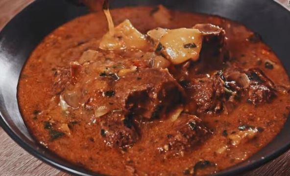 Mađarski goveđi gulaš: Gotov je u 8 koraka, a meso se raspada koliko je mekano Mađarski goveđi gulaš: Gotov je u 8 koraka, a meso se raspada koliko je mekano