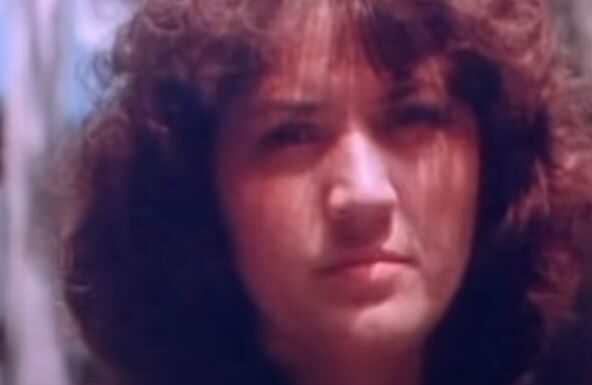 Majka je ostavila s 5 godina, gledala kako joj jedna sestra gine dok je išla na sahranu drugoj: A na vrhuncu karijere na bini doživljava peh koji je dokrajčio Majka je ostavila s 5 godina, gledala kako joj jedna sestra gine dok je išla na sahranu drugoj: A na vrhuncu karijere na bini doživljava peh koji je dokrajčio