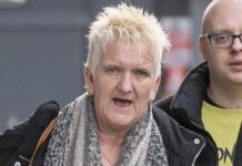 Majka je prijateljičinu ćerku držala kao robinju 25 godine i od života joj napravila pakao: Kad je ušla policija, zabezeknula se od prizora žene Majka je prijateljičinu ćerku držala kao robinju 25 godine i od života joj napravila pakao: Kad je ušla policija, zabezeknula se od prizora žene