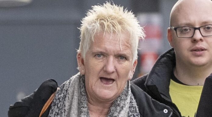 Majka je prijateljičinu ćerku držala kao robinju 25 godine i od života joj napravila pakao: Kad je ušla policija, zabezeknula se od prizora žene Majka je prijateljičinu ćerku držala kao robinju 25 godine i od života joj napravila pakao: Kad je ušla policija, zabezeknula se od prizora žene