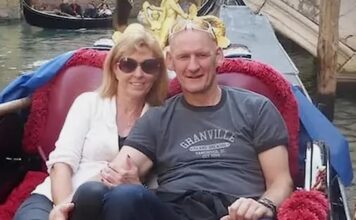 “Majka otvorila vrata strancu sa cvećem, ne sluteći da će se samo par dana kasnije dogoditi nešto jezivo” "Majka otvorila vrata strancu sa cvećem, ne sluteći da će se samo par dana kasnije dogoditi nešto jezivo"