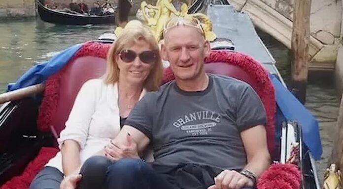 “Majka otvorila vrata strancu sa cvećem, ne sluteći da će se samo par dana kasnije dogoditi nešto jezivo” "Majka otvorila vrata strancu sa cvećem, ne sluteći da će se samo par dana kasnije dogoditi nešto jezivo"