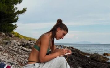 Mamu su sahranili deset dana nakon što me je rodila: Otac je ostavio kod bake i deke, a kada se 6 godina kasnije pojavio usledio je šok Mamu su sahranili deset dana nakon što me je rodila: Otac je ostavio kod bake i deke, a kada se 6 godina kasnije pojavio usledio je šok