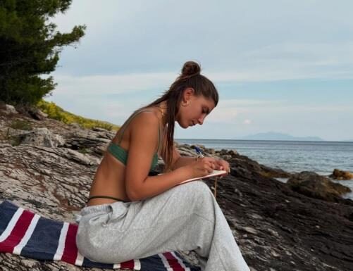 Mamu su sahranili deset dana nakon što me je rodila: Otac je ostavio kod bake i deke, a kada se 6 godina kasnije pojavio usledio je šok Mamu su sahranili deset dana nakon što me je rodila: Otac je ostavio kod bake i deke, a kada se 6 godina kasnije pojavio usledio je šok