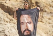 Manekenka u Novu godinu ulazi potpuno gola: I dok je vidno nabacila nekoliko kilograma viška ona uživa u svom telu i otkriva da nikada nije bila srećnija Manekenka u Novu godinu ulazi potpuno gola: I dok je vidno nabacila nekoliko kilograma viška ona uživa u svom telu i otkriva da nikada nije bila srećnija