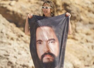 Manekenka u Novu godinu ulazi potpuno gola: I dok je vidno nabacila nekoliko kilograma viška ona uživa u svom telu i otkriva da nikada nije bila srećnija Manekenka u Novu godinu ulazi potpuno gola: I dok je vidno nabacila nekoliko kilograma viška ona uživa u svom telu i otkriva da nikada nije bila srećnija