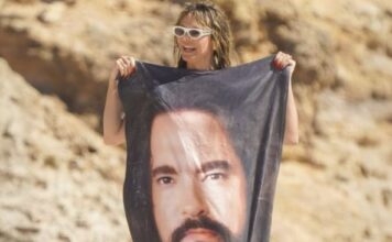 Manekenka u Novu godinu ulazi potpuno gola: I dok je vidno nabacila nekoliko kilograma viška ona uživa u svom telu i otkriva da nikada nije bila srećnija Manekenka u Novu godinu ulazi potpuno gola: I dok je vidno nabacila nekoliko kilograma viška ona uživa u svom telu i otkriva da nikada nije bila srećnija