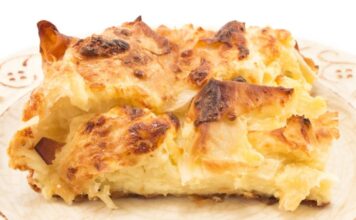 Najprostija gibanica sa sirom: Gotova je za 10 minuta, a rastresita je i mekana Najprostija gibanica sa sirom: Gotova je za 10 minuta, a rastresita je i mekana