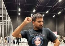 Nju je iskoristio da mu rodi ćerku, a kasnije joj priznao da je gej i oženio se: Bio je jedini pevač na estradi koji se oblačio kao žena Nju je iskoristio da mu rodi ćerku, a kasnije joj priznao da je gej i oženio se: Bio je jedini pevač na estradi koji se oblačio kao žena