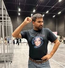 Nju je iskoristio da mu rodi ćerku, a kasnije joj priznao da je gej i oženio se: Bio je jedini pevač na estradi koji se oblačio kao žena Nju je iskoristio da mu rodi ćerku, a kasnije joj priznao da je gej i oženio se: Bio je jedini pevač na estradi koji se oblačio kao žena