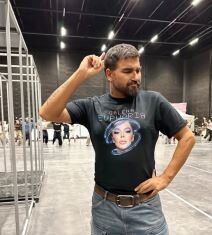 Nju je iskoristio da mu rodi ćerku, a kasnije joj priznao da je gej i oženio se: Bio je jedini pevač na estradi koji se oblačio kao žena Nju je iskoristio da mu rodi ćerku, a kasnije joj priznao da je gej i oženio se: Bio je jedini pevač na estradi koji se oblačio kao žena